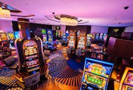 Người dùng Việt Nam chơi game nổ hũ slot online trên điện thoại di động